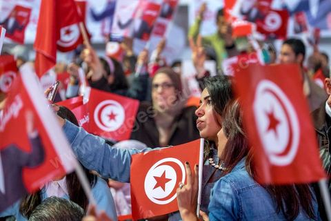 14 décembre 2014 : grand meeting de Moncef Marzouki qui fait salle comble à la coupole de Tunis à une semaine du 2d tour des élections présidentielles. Moncef Marzouki, a appelé ses partisans, « à ne pas tomber dans le piège des insultes et à ne pas dire du mal de son rival Béji Caid Essebsi », tout en affirmant «nous avons le droit de juger cet homme pour son passé et pour son rôle destructeur au cours de la phase transitoire…, mais notre combat est celui des valeurs et l’éthique».Le président sortant et candidat au second tour de la présidentielle a tenu dimanche un meeting au palais des sports d’El Menzah. Ses partisans venus des différentes régions du pays ont scandé des slogans hostiles à son rival Béji Caid Essebsi et à son parti Nidaa Tounes.
