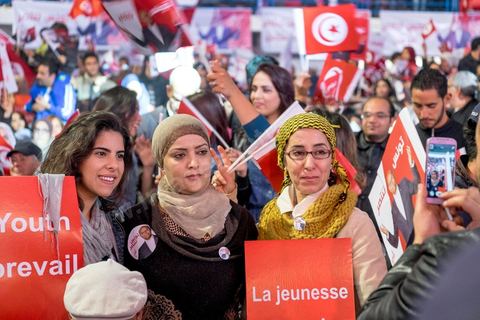 14 décembre 2014 : grand meeting de Moncef Marzouki qui fait salle comble à la coupole de Tunis à une semaine du 2d tour des élections présidentielles. Moncef Marzouki, a appelé ses partisans, « à ne pas tomber dans le piège des insultes et à ne pas dire du mal de son rival Béji Caid Essebsi », tout en affirmant «nous avons le droit de juger cet homme pour son passé et pour son rôle destructeur au cours de la phase transitoire…, mais notre combat est celui des valeurs et l’éthique».Le président sortant et candidat au second tour de la présidentielle a tenu dimanche un meeting au palais des sports d’El Menzah. Ses partisans venus des différentes régions du pays ont scandé des slogans hostiles à son rival Béji Caid Essebsi et à son parti Nidaa Tounes.