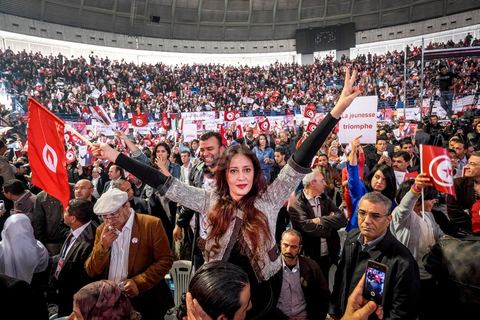 14 décembre 2014 : grand meeting de Moncef Marzouki qui fait salle comble à la coupole de Tunis à une semaine du 2d tour des élections présidentielles. Moncef Marzouki, a appelé ses partisans, « à ne pas tomber dans le piège des insultes et à ne pas dire du mal de son rival Béji Caid Essebsi », tout en affirmant «nous avons le droit de juger cet homme pour son passé et pour son rôle destructeur au cours de la phase transitoire…, mais notre combat est celui des valeurs et l’éthique».Le président sortant et candidat au second tour de la présidentielle a tenu dimanche un meeting au palais des sports d’El Menzah. Ses partisans venus des différentes régions du pays ont scandé des slogans hostiles à son rival Béji Caid Essebsi et à son parti Nidaa Tounes.