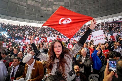 14 décembre 2014 : grand meeting de Moncef Marzouki qui fait salle comble à la coupole de Tunis à une semaine du 2d tour des élections présidentielles. Moncef Marzouki, a appelé ses partisans, « à ne pas tomber dans le piège des insultes et à ne pas dire du mal de son rival Béji Caid Essebsi », tout en affirmant «nous avons le droit de juger cet homme pour son passé et pour son rôle destructeur au cours de la phase transitoire…, mais notre combat est celui des valeurs et l’éthique».Le président sortant et candidat au second tour de la présidentielle a tenu dimanche un meeting au palais des sports d’El Menzah. Ses partisans venus des différentes régions du pays ont scandé des slogans hostiles à son rival Béji Caid Essebsi et à son parti Nidaa Tounes.