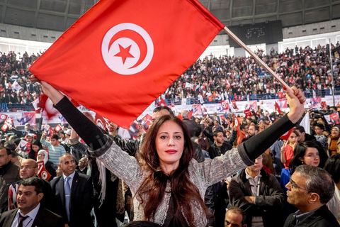 14 décembre 2014 : grand meeting de Moncef Marzouki qui fait salle comble à la coupole de Tunis à une semaine du 2d tour des élections présidentielles. Moncef Marzouki, a appelé ses partisans, « à ne pas tomber dans le piège des insultes et à ne pas dire du mal de son rival Béji Caid Essebsi », tout en affirmant «nous avons le droit de juger cet homme pour son passé et pour son rôle destructeur au cours de la phase transitoire…, mais notre combat est celui des valeurs et l’éthique».Le président sortant et candidat au second tour de la présidentielle a tenu dimanche un meeting au palais des sports d’El Menzah. Ses partisans venus des différentes régions du pays ont scandé des slogans hostiles à son rival Béji Caid Essebsi et à son parti Nidaa Tounes.
