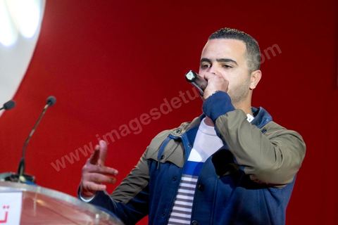 14 décembre 2014 : le rappeur El General au grand meeting de Moncef Marzouki qui fait salle comble à la coupole de Tunis à une semaine du 2d tour des élections présidentielles. Moncef Marzouki, a appelé ses partisans, « à ne pas tomber dans le piège des insultes et à ne pas dire du mal de son rival Béji Caid Essebsi », tout en affirmant «nous avons le droit de juger cet homme pour son passé et pour son rôle destructeur au cours de la phase transitoire…, mais notre combat est celui des valeurs et l’éthique».Le président sortant et candidat au second tour de la présidentielle a tenu dimanche un meeting au palais des sports d’El Menzah. Ses partisans venus des différentes régions du pays ont scandé des slogans hostiles à son rival Béji Caid Essebsi et à son parti Nidaa Tounes.