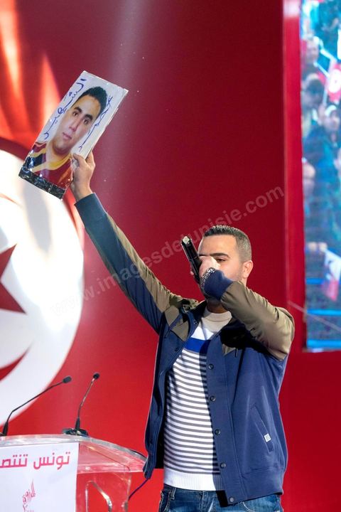 14 décembre 2014 : le rappeur El General au grand meeting de Moncef Marzouki qui fait salle comble à la coupole de Tunis à une semaine du 2d tour des élections présidentielles. Moncef Marzouki, a appelé ses partisans, « à ne pas tomber dans le piège des insultes et à ne pas dire du mal de son rival Béji Caid Essebsi », tout en affirmant «nous avons le droit de juger cet homme pour son passé et pour son rôle destructeur au cours de la phase transitoire…, mais notre combat est celui des valeurs et l’éthique».Le président sortant et candidat au second tour de la présidentielle a tenu dimanche un meeting au palais des sports d’El Menzah. Ses partisans venus des différentes régions du pays ont scandé des slogans hostiles à son rival Béji Caid Essebsi et à son parti Nidaa Tounes.