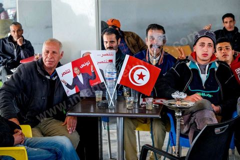15 décembre 2014 : dans le cadre de la campagne électorale pour le second tour des élections présidentielles, Moncef Marzouki, Président en fonction, continue son tour des régions et des quartiers populaires. Ce matin visite rapide dans la quartier de Kabaria dans la banlieue sud de Tunis. 