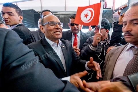 15 décembre 2014 : dans le cadre de la campagne électorale pour le second tour des élections présidentielles, Moncef Marzouki, Président en fonction, continue son tour des régions et des quartiers populaires. Ce matin visite rapide dans la quartier de Kabaria dans la banlieue sud de Tunis. 
