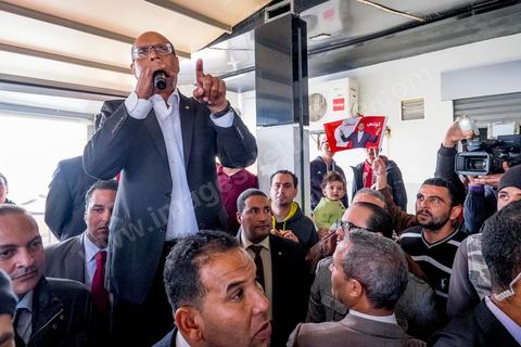15 décembre 2014 : dans le cadre de la campagne électorale pour le second tour des élections présidentielles, Moncef Marzouki, Président en fonction, continue son tour des régions et des quartiers populaires. Ce matin visite rapide dans la quartier de Kabaria dans la banlieue sud de Tunis. 