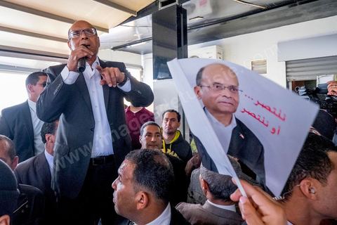 15 décembre 2014 : dans le cadre de la campagne électorale pour le second tour des élections présidentielles, Moncef Marzouki, Président en fonction, continue son tour des régions et des quartiers populaires. Ce matin visite rapide dans la quartier de Kabaria dans la banlieue sud de Tunis. 