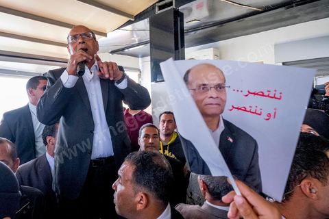 15 décembre 2014 : dans le cadre de la campagne électorale pour le second tour des élections présidentielles, Moncef Marzouki, Président en fonction, continue son tour des régions et des quartiers populaires. Ce matin visite rapide dans la quartier de Kabaria dans la banlieue sud de Tunis. 
