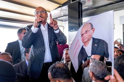 15 décembre 2014 : dans le cadre de la campagne électorale pour le second tour des élections présidentielles, Moncef Marzouki, Président en fonction, continue son tour des régions et des quartiers populaires. Ce matin visite rapide dans la quartier de Kabaria dans la banlieue sud de Tunis. 