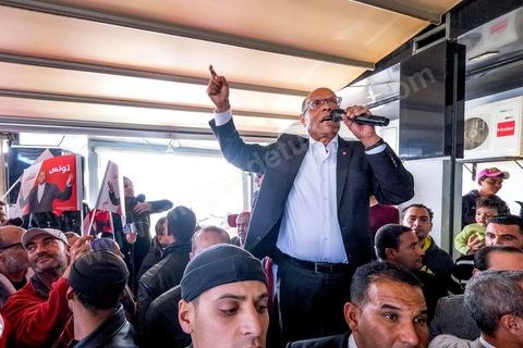 15 décembre 2014 : dans le cadre de la campagne électorale pour le second tour des élections présidentielles, Moncef Marzouki, Président en fonction, continue son tour des régions et des quartiers populaires. Ce matin visite rapide dans la quartier de Kabaria dans la banlieue sud de Tunis. 
