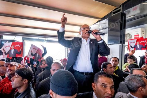 15 décembre 2014 : dans le cadre de la campagne électorale pour le second tour des élections présidentielles, Moncef Marzouki, Président en fonction, continue son tour des régions et des quartiers populaires. Ce matin visite rapide dans la quartier de Kabaria dans la banlieue sud de Tunis. 