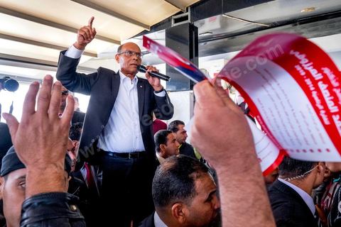 15 décembre 2014 : dans le cadre de la campagne électorale pour le second tour des élections présidentielles, Moncef Marzouki, Président en fonction, continue son tour des régions et des quartiers populaires. Ce matin visite rapide dans la quartier de Kabaria dans la banlieue sud de Tunis. 