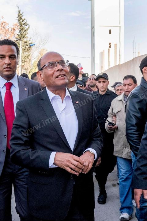 15 décembre 2014 : dans le cadre de la campagne électorale pour le second tour des élections présidentielles, Moncef Marzouki, Président en fonction, continue son tour des régions et des quartiers populaires. Ce matin visite rapide dans la quartier de Kabaria dans la banlieue sud de Tunis. 