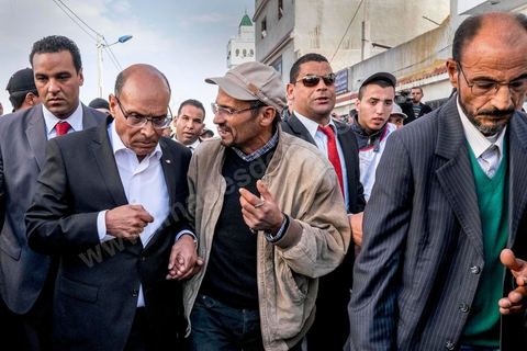 15 décembre 2014 : dans le cadre de la campagne électorale pour le second tour des élections présidentielles, Moncef Marzouki, Président en fonction, continue son tour des régions et des quartiers populaires. Ce matin visite rapide dans la quartier de Kabaria dans la banlieue sud de Tunis. 
