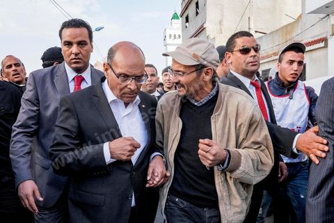 15 décembre 2014 : dans le cadre de la campagne électorale pour le second tour des élections présidentielles, Moncef Marzouki, Président en fonction, continue son tour des régions et des quartiers populaires. Ce matin visite rapide dans la quartier de Kabaria dans la banlieue sud de Tunis. 