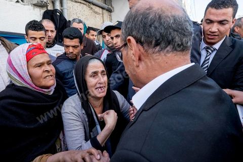 15 décembre 2014 : dans le cadre de la campagne électorale pour le second tour des élections présidentielles, Moncef Marzouki, Président en fonction, continue son tour des régions et des quartiers populaires. Ce matin visite rapide dans la quartier de Kabaria dans la banlieue sud de Tunis. 