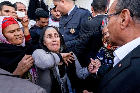 15 décembre 2014 : dans le cadre de la campagne électorale pour le second tour des élections présidentielles, Moncef Marzouki, Président en fonction, continue son tour des régions et des quartiers populaires. Ce matin visite rapide dans la quartier de Kabaria dans la banlieue sud de Tunis. 
