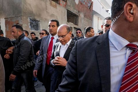 15 décembre 2014 : dans le cadre de la campagne électorale pour le second tour des élections présidentielles, Moncef Marzouki, Président en fonction, continue son tour des régions et des quartiers populaires. Ce matin visite rapide dans la quartier de Kabaria dans la banlieue sud de Tunis. 