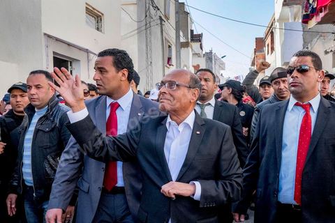 15 décembre 2014 : dans le cadre de la campagne électorale pour le second tour des élections présidentielles, Moncef Marzouki, Président en fonction, continue son tour des régions et des quartiers populaires. Ce matin visite rapide dans la quartier de Kabaria dans la banlieue sud de Tunis. 