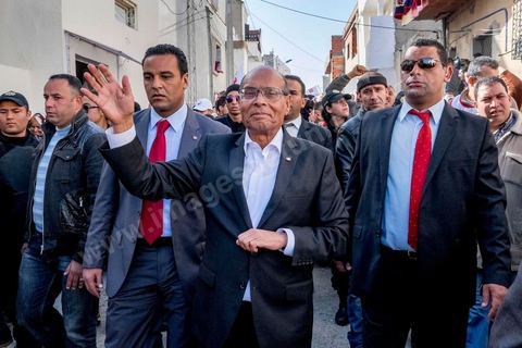 15 décembre 2014 : dans le cadre de la campagne électorale pour le second tour des élections présidentielles, Moncef Marzouki, Président en fonction, continue son tour des régions et des quartiers populaires. Ce matin visite rapide dans la quartier de Kabaria dans la banlieue sud de Tunis. 