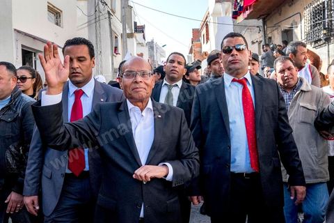 15 décembre 2014 : dans le cadre de la campagne électorale pour le second tour des élections présidentielles, Moncef Marzouki, Président en fonction, continue son tour des régions et des quartiers populaires. Ce matin visite rapide dans la quartier de Kabaria dans la banlieue sud de Tunis. 