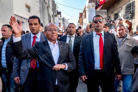 15 décembre 2014 : dans le cadre de la campagne électorale pour le second tour des élections présidentielles, Moncef Marzouki, Président en fonction, continue son tour des régions et des quartiers populaires. Ce matin visite rapide dans la quartier de Kabaria dans la banlieue sud de Tunis. 