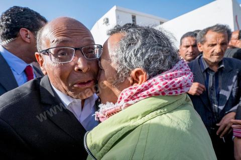 15 décembre 2014 : dans le cadre de la campagne électorale pour le second tour des élections présidentielles, Moncef Marzouki, Président en fonction, continue son tour des régions et des quartiers populaires. Ce matin visite rapide dans la quartier de Kabaria dans la banlieue sud de Tunis. 