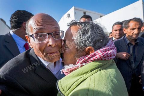 15 décembre 2014 : dans le cadre de la campagne électorale pour le second tour des élections présidentielles, Moncef Marzouki, Président en fonction, continue son tour des régions et des quartiers populaires. Ce matin visite rapide dans la quartier de Kabaria dans la banlieue sud de Tunis. 