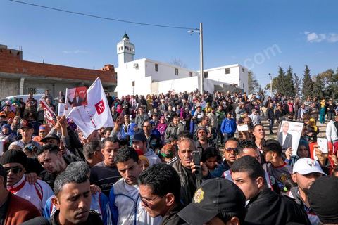 15 décembre 2014 : dans le cadre de la campagne électorale pour le second tour des élections présidentielles, Moncef Marzouki, Président en fonction, continue son tour des régions et des quartiers populaires. Ce matin visite rapide dans la quartier de Kabaria dans la banlieue sud de Tunis. 