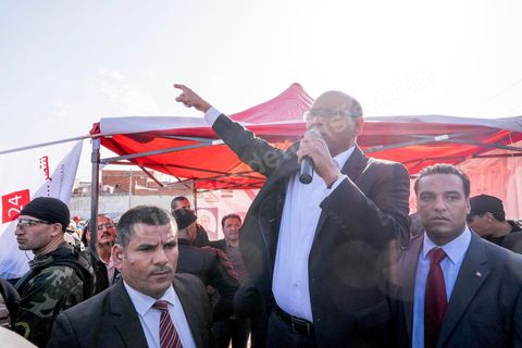 15 décembre 2014 : dans le cadre de la campagne électorale pour le second tour des élections présidentielles, Moncef Marzouki, Président en fonction, continue son tour des régions et des quartiers populaires. Ce matin visite rapide dans la quartier de Kabaria dans la banlieue sud de Tunis. 