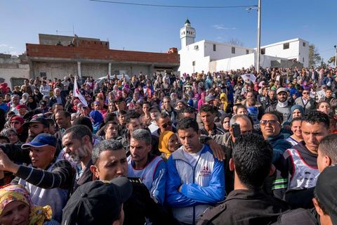15 décembre 2014 : dans le cadre de la campagne électorale pour le second tour des élections présidentielles, Moncef Marzouki, Président en fonction, continue son tour des régions et des quartiers populaires. Ce matin visite rapide dans la quartier de Kabaria dans la banlieue sud de Tunis. 