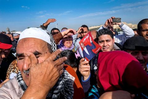 15 décembre 2014 : dans le cadre de la campagne électorale pour le second tour des élections présidentielles, Moncef Marzouki, Président en fonction, continue son tour des régions et des quartiers populaires. Ce matin visite rapide dans la quartier de Kabaria dans la banlieue sud de Tunis. 