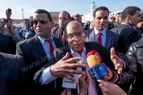 15 décembre 2014 : dans le cadre de la campagne électorale pour le second tour des élections présidentielles, Moncef Marzouki, Président en fonction, continue son tour des régions et des quartiers populaires. Ce matin visite rapide dans la quartier de Kabaria dans la banlieue sud de Tunis. 