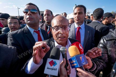 15 décembre 2014 : dans le cadre de la campagne électorale pour le second tour des élections présidentielles, Moncef Marzouki, Président en fonction, continue son tour des régions et des quartiers populaires. Ce matin visite rapide dans la quartier de Kabaria dans la banlieue sud de Tunis. 