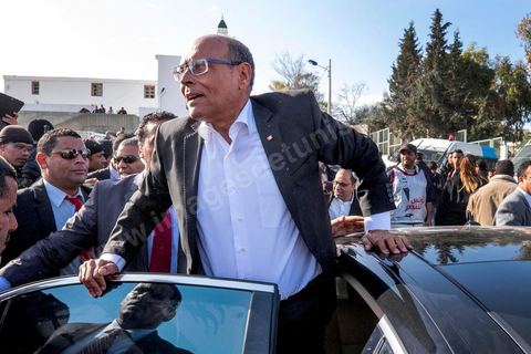 15 décembre 2014 : dans le cadre de la campagne électorale pour le second tour des élections présidentielles, Moncef Marzouki, Président en fonction, continue son tour des régions et des quartiers populaires. Ce matin visite rapide dans la quartier de Kabaria dans la banlieue sud de Tunis. 