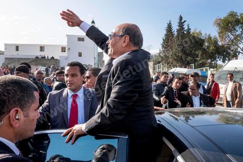 15 décembre 2014 : dans le cadre de la campagne électorale pour le second tour des élections présidentielles, Moncef Marzouki, Président en fonction, continue son tour des régions et des quartiers populaires. Ce matin visite rapide dans la quartier de Kabaria dans la banlieue sud de Tunis. 