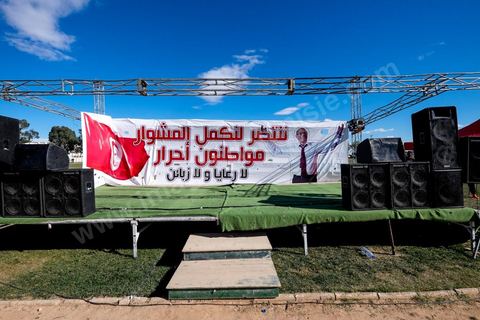 17 décembre 2014 : Le Président tunisien sortant, Moncef Marzouki, a organisé un meeting de campagne pour sa réélection à Sidi Bouzid, où a débuté la révolution après l’immolation de Mohamed Bouazizi, il y a quatre ans.Moncef Marzouki a rassemblé près d’un millier de personnes dans le stade de la ville. « Sidi Bouzid est devenu un emblème mondial. Plus que toute autre, cette ville a le devoir de protéger la révolution », lance-t-il. Selon lui, « l’équilibre des pouvoirs est essentiel pour garantir le non retour de la dictature et pour renforcer les fondements de la démocratie naissante ».