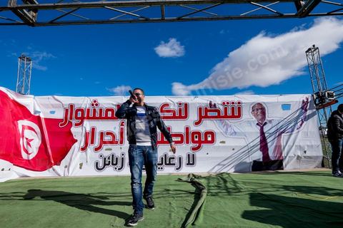 17 décembre 2014 : Le Président tunisien sortant, Moncef Marzouki, a organisé un meeting de campagne pour sa réélection à Sidi Bouzid, où a débuté la révolution après l’immolation de Mohamed Bouazizi, il y a quatre ans.Moncef Marzouki a rassemblé près d’un millier de personnes dans le stade de la ville. « Sidi Bouzid est devenu un emblème mondial. Plus que toute autre, cette ville a le devoir de protéger la révolution », lance-t-il. Selon lui, « l’équilibre des pouvoirs est essentiel pour garantir le non retour de la dictature et pour renforcer les fondements de la démocratie naissante ».