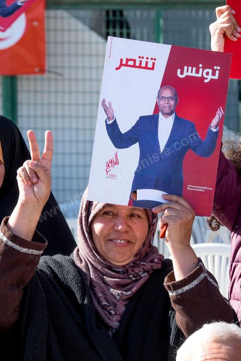 17 décembre 2014 : Le Président tunisien sortant, Moncef Marzouki, a organisé un meeting de campagne pour sa réélection à Sidi Bouzid, où a débuté la révolution après l’immolation de Mohamed Bouazizi, il y a quatre ans.Moncef Marzouki a rassemblé près d’un millier de personnes dans le stade de la ville. « Sidi Bouzid est devenu un emblème mondial. Plus que toute autre, cette ville a le devoir de protéger la révolution », lance-t-il. Selon lui, « l’équilibre des pouvoirs est essentiel pour garantir le non retour de la dictature et pour renforcer les fondements de la démocratie naissante ».