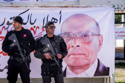 17 décembre 2014 : Le Président tunisien sortant, Moncef Marzouki, a organisé un meeting de campagne pour sa réélection à Sidi Bouzid, où a débuté la révolution après l’immolation de Mohamed Bouazizi, il y a quatre ans.Moncef Marzouki a rassemblé près d’un millier de personnes dans le stade de la ville. « Sidi Bouzid est devenu un emblème mondial. Plus que toute autre, cette ville a le devoir de protéger la révolution », lance-t-il. Selon lui, « l’équilibre des pouvoirs est essentiel pour garantir le non retour de la dictature et pour renforcer les fondements de la démocratie naissante ».
