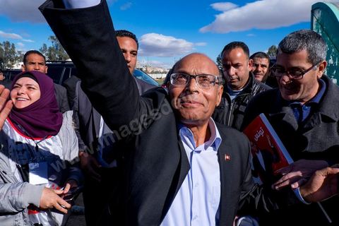 17 décembre 2014 : Le Président tunisien sortant, Moncef Marzouki, a organisé un meeting de campagne pour sa réélection à Sidi Bouzid, où a débuté la révolution après l’immolation de Mohamed Bouazizi, il y a quatre ans.Moncef Marzouki a rassemblé près d’un millier de personnes dans le stade de la ville. « Sidi Bouzid est devenu un emblème mondial. Plus que toute autre, cette ville a le devoir de protéger la révolution », lance-t-il. Selon lui, « l’équilibre des pouvoirs est essentiel pour garantir le non retour de la dictature et pour renforcer les fondements de la démocratie naissante ».