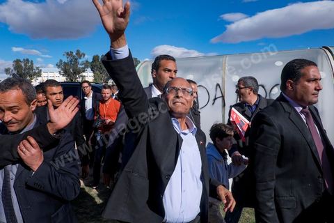 17 décembre 2014 : Le Président tunisien sortant, Moncef Marzouki, a organisé un meeting de campagne pour sa réélection à Sidi Bouzid, où a débuté la révolution après l’immolation de Mohamed Bouazizi, il y a quatre ans.Moncef Marzouki a rassemblé près d’un millier de personnes dans le stade de la ville. « Sidi Bouzid est devenu un emblème mondial. Plus que toute autre, cette ville a le devoir de protéger la révolution », lance-t-il. Selon lui, « l’équilibre des pouvoirs est essentiel pour garantir le non retour de la dictature et pour renforcer les fondements de la démocratie naissante ».