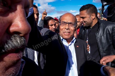 17 décembre 2014 : Le Président tunisien sortant, Moncef Marzouki, a organisé un meeting de campagne pour sa réélection à Sidi Bouzid, où a débuté la révolution après l’immolation de Mohamed Bouazizi, il y a quatre ans.Moncef Marzouki a rassemblé près d’un millier de personnes dans le stade de la ville. « Sidi Bouzid est devenu un emblème mondial. Plus que toute autre, cette ville a le devoir de protéger la révolution », lance-t-il. Selon lui, « l’équilibre des pouvoirs est essentiel pour garantir le non retour de la dictature et pour renforcer les fondements de la démocratie naissante ».