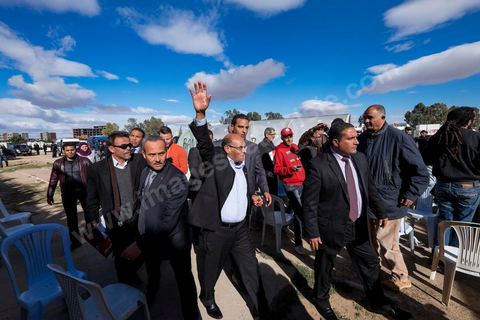 17 décembre 2014 : Le Président tunisien sortant, Moncef Marzouki, a organisé un meeting de campagne pour sa réélection à Sidi Bouzid, où a débuté la révolution après l’immolation de Mohamed Bouazizi, il y a quatre ans.Moncef Marzouki a rassemblé près d’un millier de personnes dans le stade de la ville. « Sidi Bouzid est devenu un emblème mondial. Plus que toute autre, cette ville a le devoir de protéger la révolution », lance-t-il. Selon lui, « l’équilibre des pouvoirs est essentiel pour garantir le non retour de la dictature et pour renforcer les fondements de la démocratie naissante ».