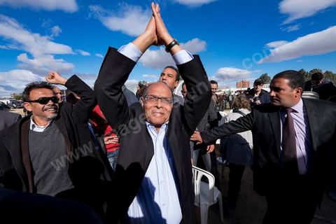 17 décembre 2014 : Le Président tunisien sortant, Moncef Marzouki, a organisé un meeting de campagne pour sa réélection à Sidi Bouzid, où a débuté la révolution après l’immolation de Mohamed Bouazizi, il y a quatre ans.Moncef Marzouki a rassemblé près d’un millier de personnes dans le stade de la ville. « Sidi Bouzid est devenu un emblème mondial. Plus que toute autre, cette ville a le devoir de protéger la révolution », lance-t-il. Selon lui, « l’équilibre des pouvoirs est essentiel pour garantir le non retour de la dictature et pour renforcer les fondements de la démocratie naissante ».