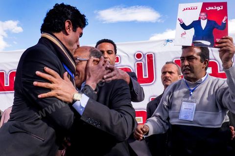 17 décembre 2014 : Le Président tunisien sortant, Moncef Marzouki, a organisé un meeting de campagne pour sa réélection à Sidi Bouzid, où a débuté la révolution après l’immolation de Mohamed Bouazizi, il y a quatre ans.Moncef Marzouki a rassemblé près d’un millier de personnes dans le stade de la ville. « Sidi Bouzid est devenu un emblème mondial. Plus que toute autre, cette ville a le devoir de protéger la révolution », lance-t-il. Selon lui, « l’équilibre des pouvoirs est essentiel pour garantir le non retour de la dictature et pour renforcer les fondements de la démocratie naissante ».