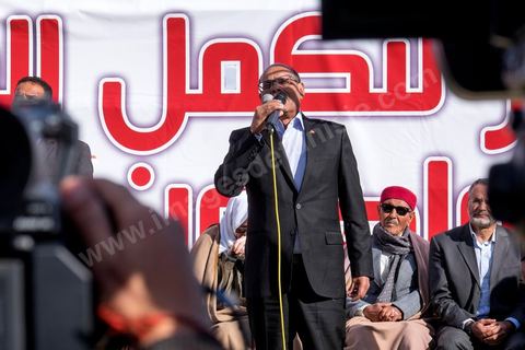 17 décembre 2014 : Le Président tunisien sortant, Moncef Marzouki, a organisé un meeting de campagne pour sa réélection à Sidi Bouzid, où a débuté la révolution après l’immolation de Mohamed Bouazizi, il y a quatre ans.Moncef Marzouki a rassemblé près d’un millier de personnes dans le stade de la ville. « Sidi Bouzid est devenu un emblème mondial. Plus que toute autre, cette ville a le devoir de protéger la révolution », lance-t-il. Selon lui, « l’équilibre des pouvoirs est essentiel pour garantir le non retour de la dictature et pour renforcer les fondements de la démocratie naissante ».