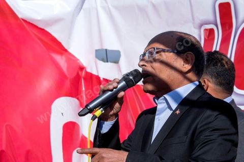 17 décembre 2014 : Le Président tunisien sortant, Moncef Marzouki, a organisé un meeting de campagne pour sa réélection à Sidi Bouzid, où a débuté la révolution après l’immolation de Mohamed Bouazizi, il y a quatre ans.Moncef Marzouki a rassemblé près d’un millier de personnes dans le stade de la ville. « Sidi Bouzid est devenu un emblème mondial. Plus que toute autre, cette ville a le devoir de protéger la révolution », lance-t-il. Selon lui, « l’équilibre des pouvoirs est essentiel pour garantir le non retour de la dictature et pour renforcer les fondements de la démocratie naissante ».