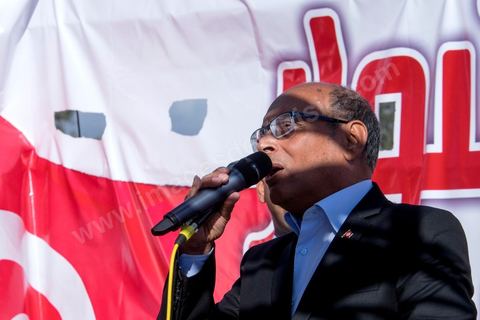 17 décembre 2014 : Le Président tunisien sortant, Moncef Marzouki, a organisé un meeting de campagne pour sa réélection à Sidi Bouzid, où a débuté la révolution après l’immolation de Mohamed Bouazizi, il y a quatre ans.Moncef Marzouki a rassemblé près d’un millier de personnes dans le stade de la ville. « Sidi Bouzid est devenu un emblème mondial. Plus que toute autre, cette ville a le devoir de protéger la révolution », lance-t-il. Selon lui, « l’équilibre des pouvoirs est essentiel pour garantir le non retour de la dictature et pour renforcer les fondements de la démocratie naissante ».