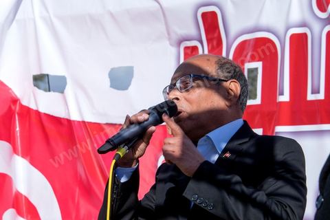 17 décembre 2014 : Le Président tunisien sortant, Moncef Marzouki, a organisé un meeting de campagne pour sa réélection à Sidi Bouzid, où a débuté la révolution après l’immolation de Mohamed Bouazizi, il y a quatre ans.Moncef Marzouki a rassemblé près d’un millier de personnes dans le stade de la ville. « Sidi Bouzid est devenu un emblème mondial. Plus que toute autre, cette ville a le devoir de protéger la révolution », lance-t-il. Selon lui, « l’équilibre des pouvoirs est essentiel pour garantir le non retour de la dictature et pour renforcer les fondements de la démocratie naissante ».